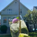 Luxurious - Exceptional Location In Center With Free P *