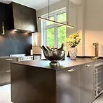 Luxurious - Exceptional Location In Center With Free P Willa