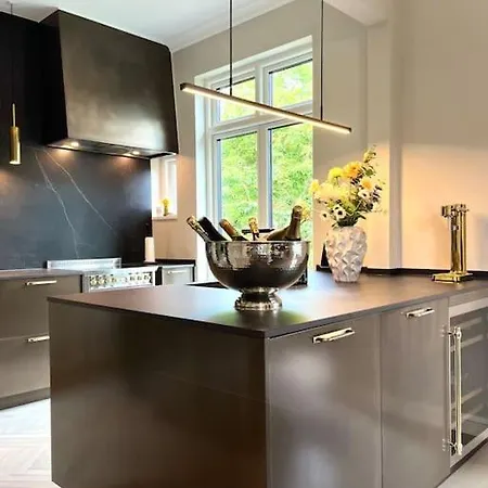 Luxury Villa - Exceptional Location In City Center With Free Parking וילה