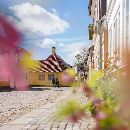 Luxurious - Exceptional Location In Center With Free P *