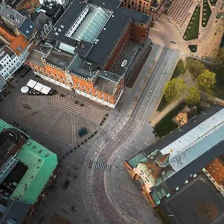 Luxurious - Exceptional Location In Center With Free P *