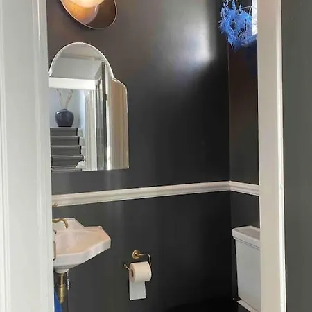 Luxury Villa - Exceptional Location In City Center With Free Parking וילה